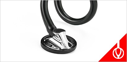 3M Littmann Master Cardiology stetoskop na beloj pozadini.
